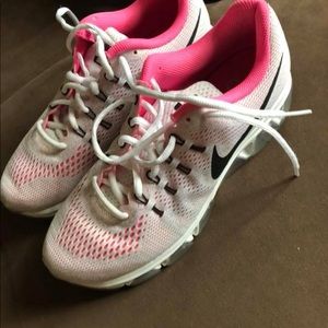 Women's Nike tennis shoes